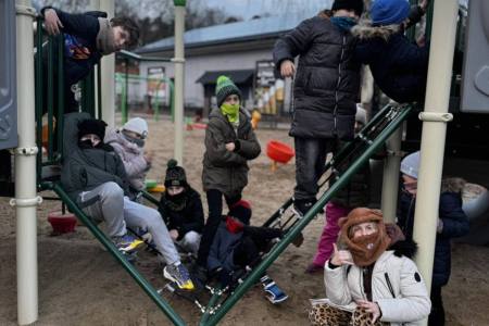 galeria.zdjec_.zimowiska.dla_.dzieci.nad_.jeziorem.2026.bialy_128