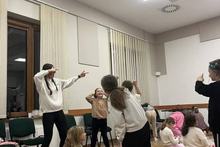 galeria.zdjec_.zimowiska.dla_.dzieci.nad_.jeziorem.2026.bialy_140